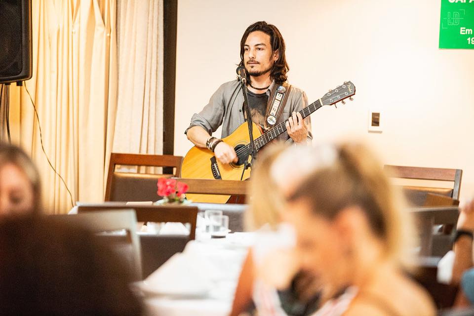 cantor músico show violão voz banda acústico apresentação